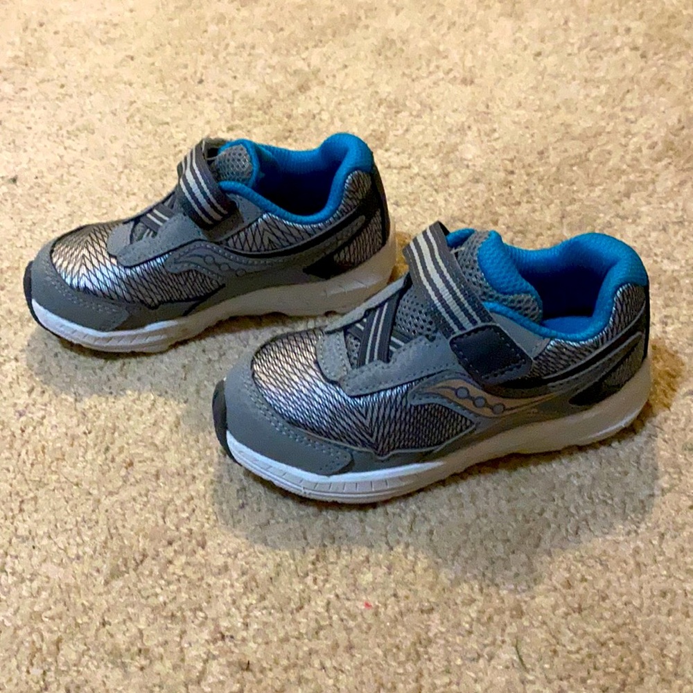 Toddler boys 8 wide (8W) Saucony sneakers - like new EUC
